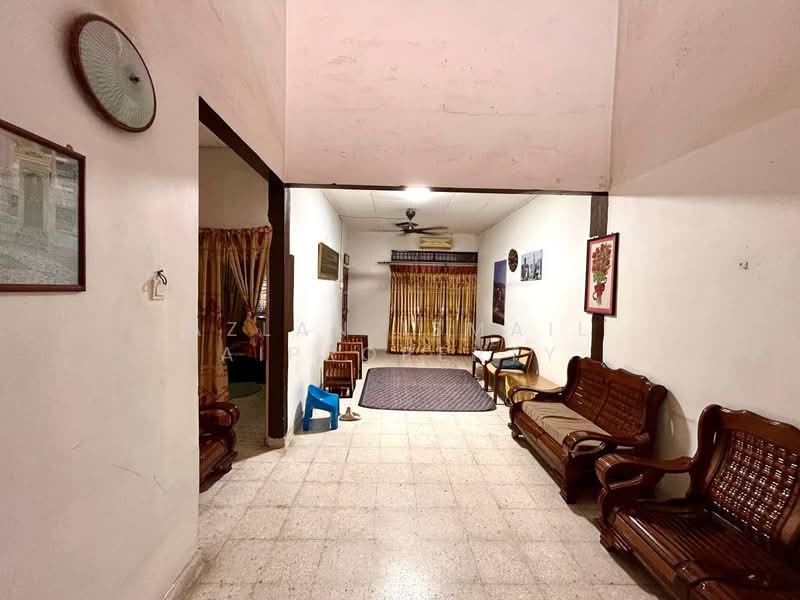 Rumah Teres untuk Dijual di Bandar Baru Uda (Johor Bahru) - Azlan Ismail aiproperty - Living Room - PropertyGuru.com.my