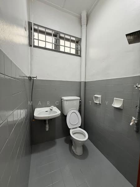 Rumah Teres 1 Tingkat untuk Dijual di Taman Molek (Johor Bahru) - Marcus Tey - Bathroom - PropertyGuru.com.my