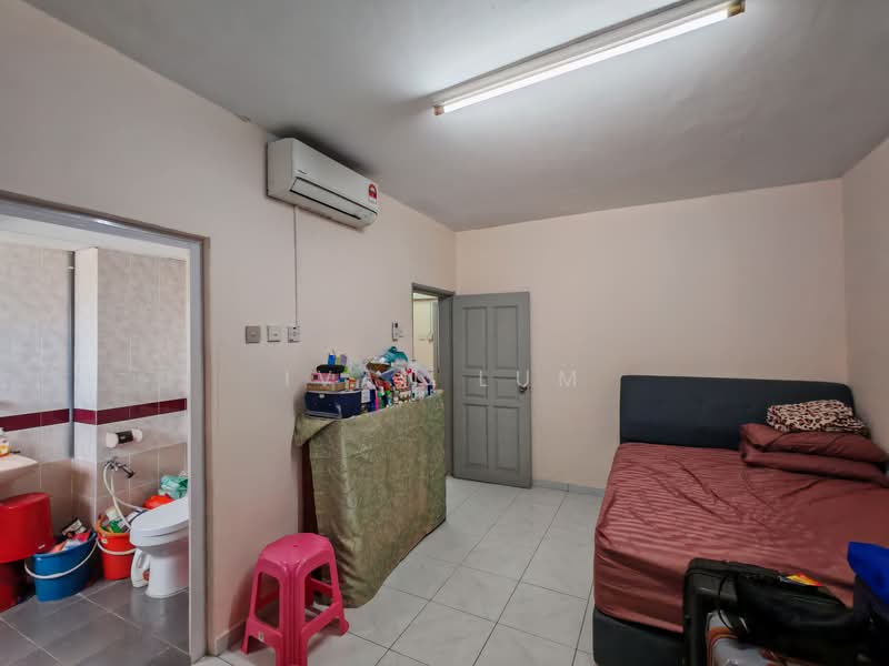 Kondominium untuk Dijual di Endah Regal Condominium - Ivan Lum - Bedroom - PropertyGuru.com.my