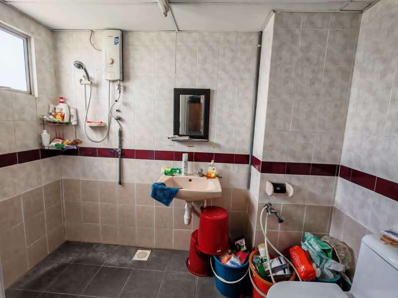 Kondominium untuk Dijual di Endah Regal Condominium - Ivan Lum - Bathroom - PropertyGuru.com.my