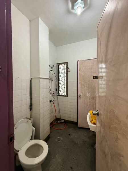 2-storey Terraced House for Sale in Taman Pelangi (Johor Bahru) - Claira Ong - Bathroom - PropertyGuru.com.my