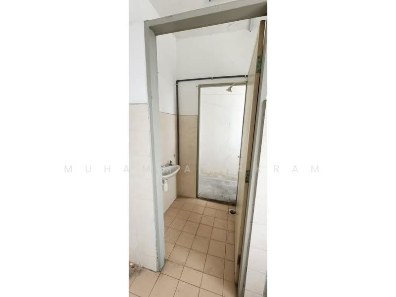 Flat for Sale at Desa Mentari PJS 2 - Muhammad Akram - Bathroom - PropertyGuru.com.my