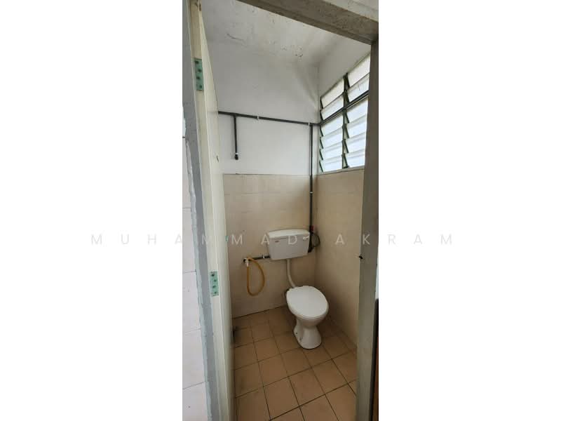 Flat for Sale at Desa Mentari PJS 2 - Muhammad Akram - Bathroom - PropertyGuru.com.my