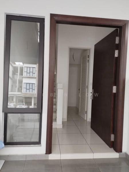 Rumah Bandar untuk Disewa di 16 Sierra (Puchong) - Junbin Low - Entrance - PropertyGuru.com.my