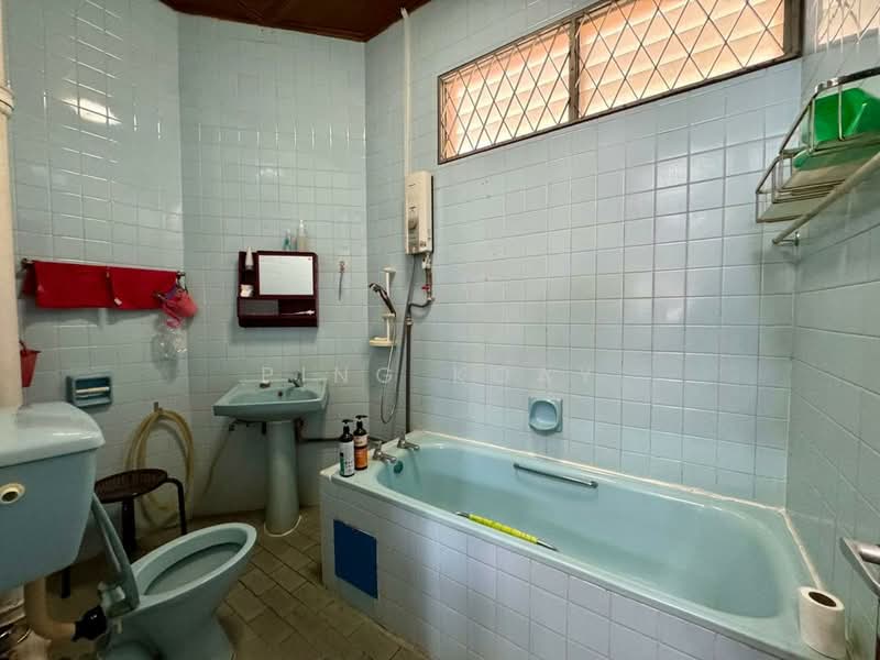 Semi-Detached House for Sale in Tanjung Tokong (Penang) - Ping Koay - Bathroom - PropertyGuru.com.my