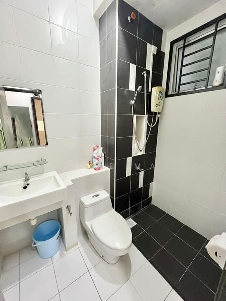 Service Residence for Rent at D'Ambience Residences (Pangsapuri Ikatan Flora) - Chloe Mak - Bathroom - PropertyGuru.com.my