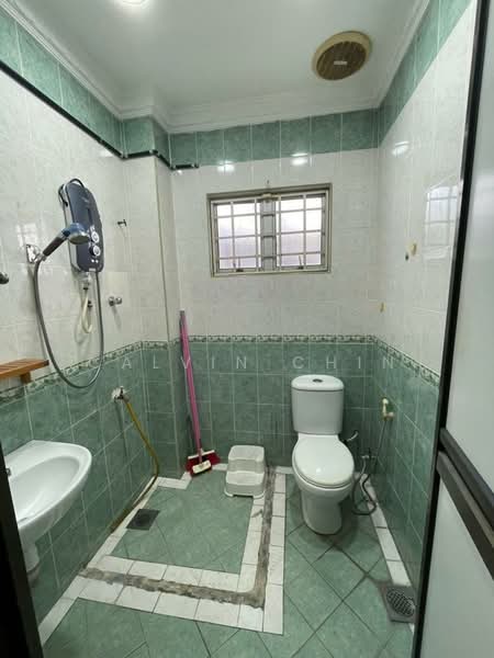 Rumah Teres untuk Dijual di Taman Selayang Utama (Selayang) - calvin Chin - Bathroom - PropertyGuru.com.my