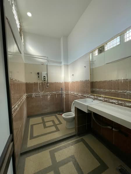Rumah Teres untuk Dijual di Taman Selayang Utama (Selayang) - calvin Chin - Bathroom - PropertyGuru.com.my