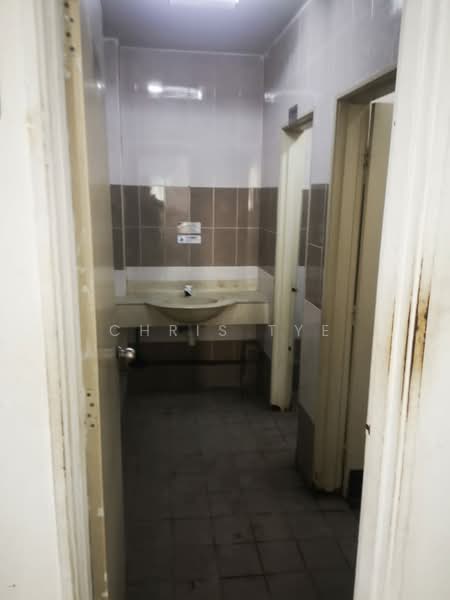 Semi-D Factory for Sale in Rawang Corporate Industrial Park (Rawang) - Chris Tye - Bathroom - PropertyGuru.com.my