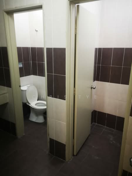 Semi-D Factory for Sale in Rawang Corporate Industrial Park (Rawang) - Chris Tye - Bathroom - PropertyGuru.com.my