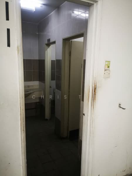 Semi-D Factory for Sale in Rawang Corporate Industrial Park (Rawang) - Chris Tye - Bathroom - PropertyGuru.com.my