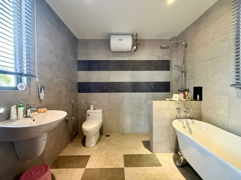 Semi-Detached House for Sale in Tanjung Tokong (Penang) - Ping Koay - Bathroom - PropertyGuru.com.my
