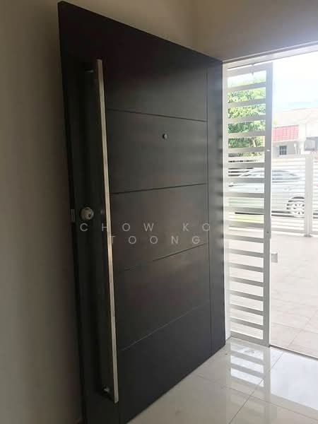 1-storey Terraced House for Sale in Bandar Kinrara (Selangor) - Chow Kok Toong - Entrance - PropertyGuru.com.my