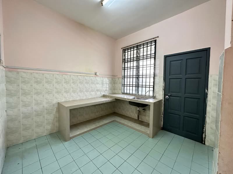 1.5-storey Terraced House for Sale in Bandar Putra (Kulai) - Tok CJ - Kitchen - PropertyGuru.com.my