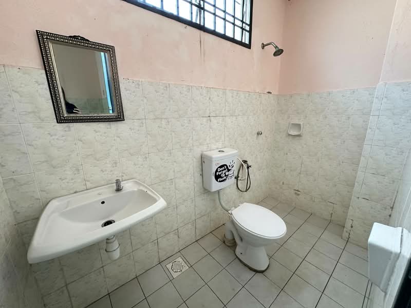 1.5-storey Terraced House for Sale in Bandar Putra (Kulai) - Tok CJ - Bathroom - PropertyGuru.com.my