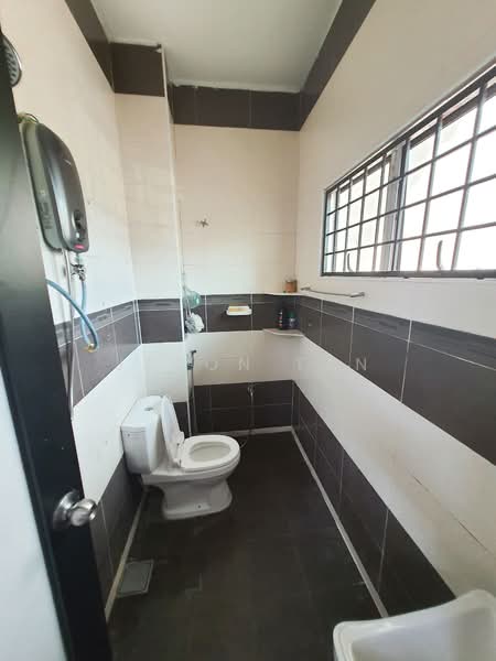 2-storey Terraced House for Sale in Taman Puncak Jalil (Seri Kembangan) - Jason Tan - Bathroom - PropertyGuru.com.my