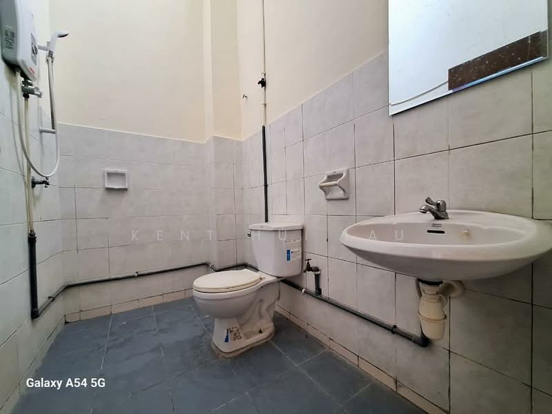 Rumah Teres 2 Tingkat untuk Dijual di Bandar Putra Permai (Seri Kembangan) - KENT HUI LAU - Bathroom - PropertyGuru.com.my
