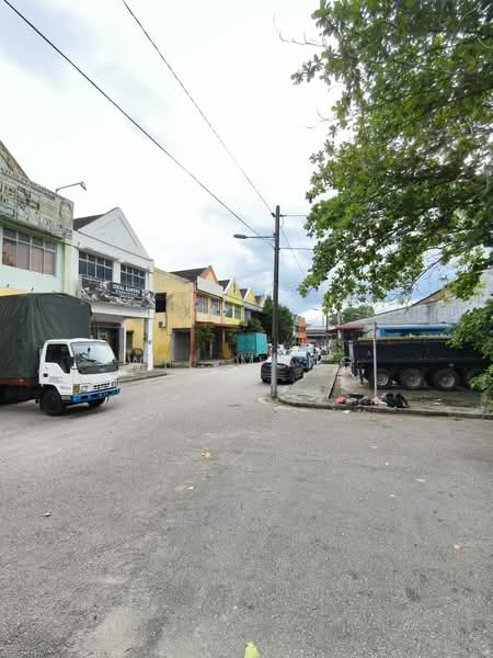 Shop / Office for Sale in Taman Puteri Wangsa (Ulu Tiram) - Wil Mong - Exterior - PropertyGuru.com.my