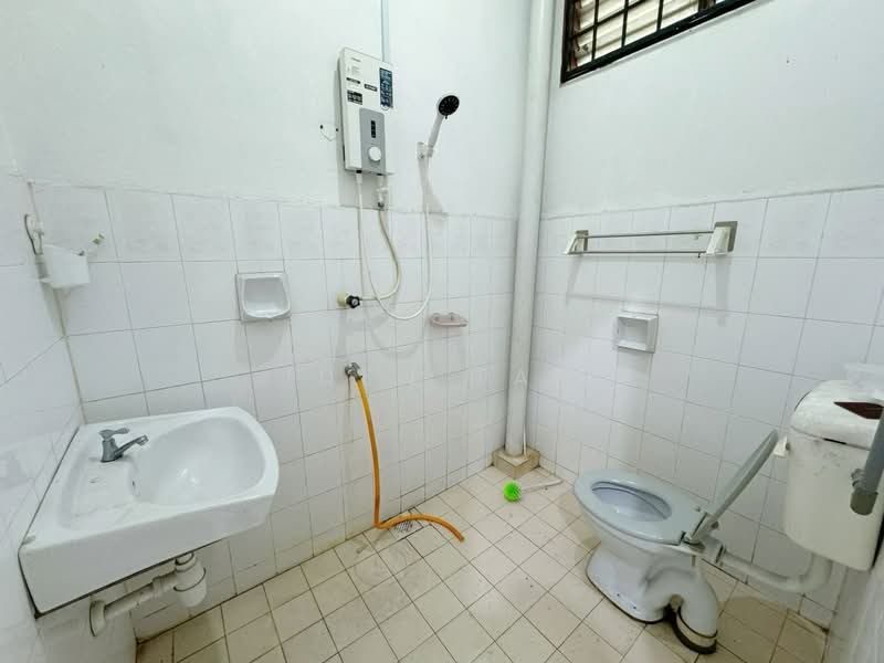 2-storey Terraced House for Sale in Taman Puteri Wangsa (Ulu Tiram) - Iden Tan - Bathroom - PropertyGuru.com.my
