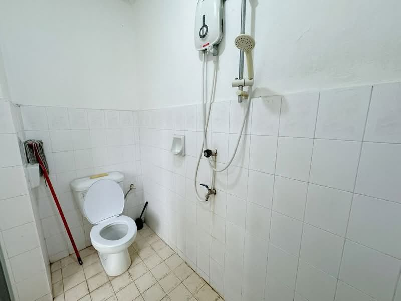 2-storey Terraced House for Sale in Taman Puteri Wangsa (Ulu Tiram) - Iden Tan - Bathroom - PropertyGuru.com.my