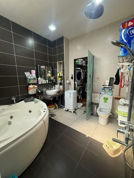 Rumah Teres 3 Tingkat untuk Dijual di Bandar Seri Alam (Masai) - Amber Hew - Bathroom - PropertyGuru.com.my