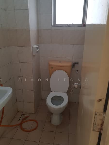 Pangsapuri untuk Dijual di Sri Teratai Apartment - Simon Leong - Bathroom - PropertyGuru.com.my
