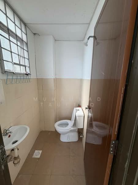 Flat for Rent at Pangsapuri Villamas - Muhammad Taufeeq - Bathroom - PropertyGuru.com.my