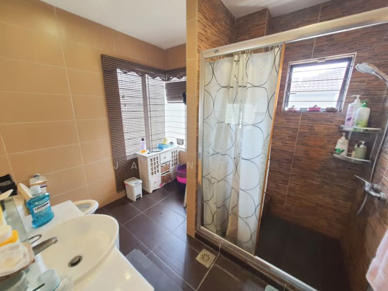 Rumah Berkembar untuk Dijual di Taman Puncak Jalil (Seri Kembangan) - Jason Tan - Bathroom - PropertyGuru.com.my