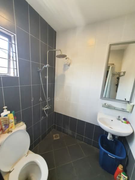 Rumah Berkembar untuk Dijual di Taman Puncak Jalil (Seri Kembangan) - Jason Tan - Bathroom - PropertyGuru.com.my