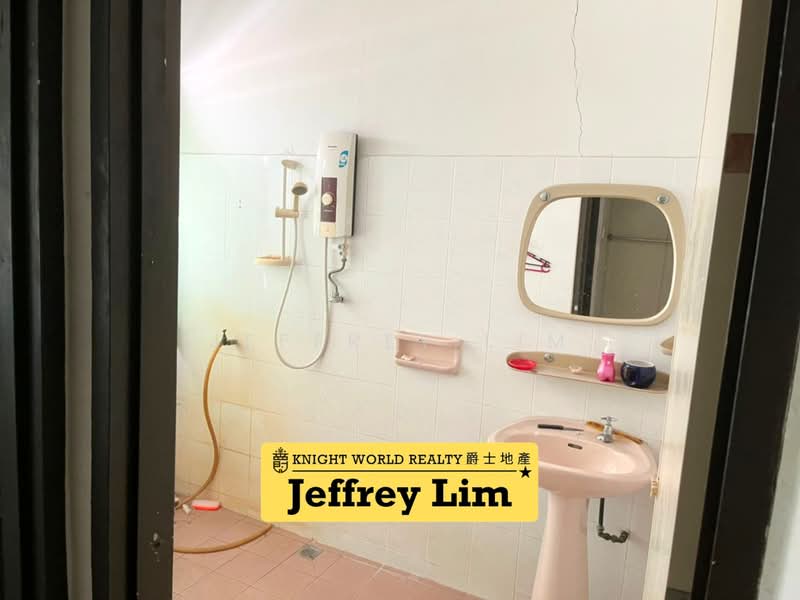 Rumah Teres 2 Tingkat untuk Dijual di Taman Guan Joo Seng (Jelutong) - Jeffrey Lim - Bathroom - PropertyGuru.com.my