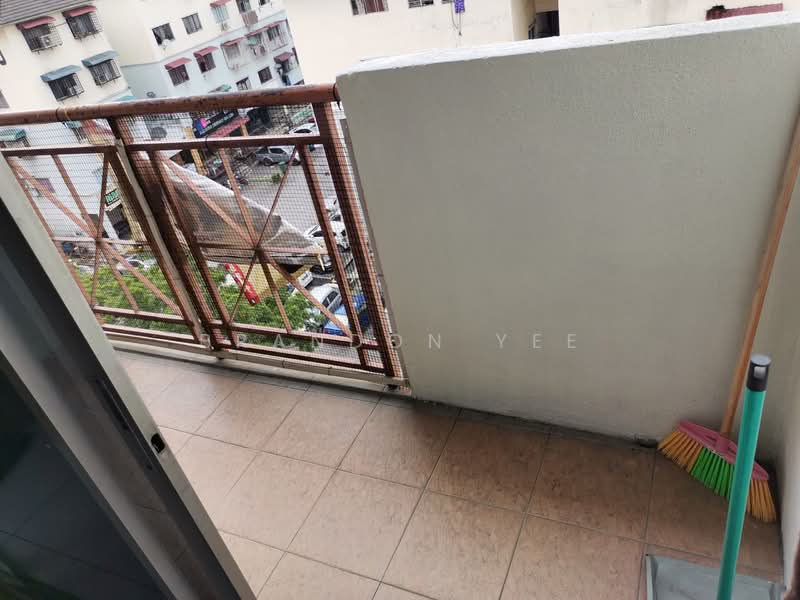 Pangsapuri untuk Disewa di Putra Ria Apartment - Brandon Yee - Balcony - PropertyGuru.com.my