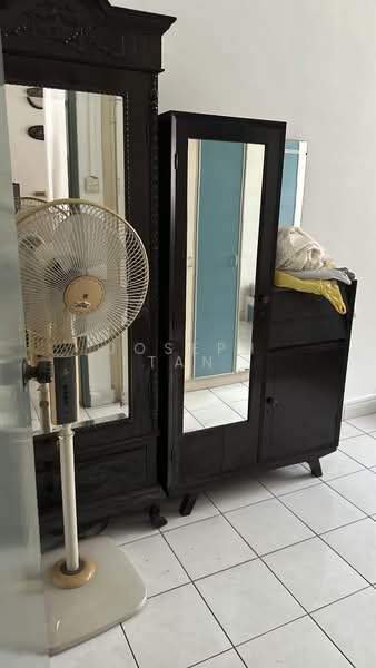 1.5-storey Terraced House for Rent in Taman Molek (Johor Bahru) - Joseph Tan - Back room wardrobe . - PropertyGuru.com.my