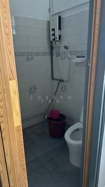 1.5-storey Terraced House for Rent in Taman Molek (Johor Bahru) - Joseph Tan - Master bath room  - PropertyGuru.com.my