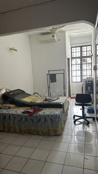 1.5-storey Terraced House for Rent in Taman Molek (Johor Bahru) - Joseph Tan - Master bed room  - PropertyGuru.com.my