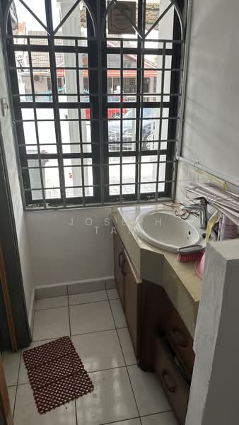 1.5-storey Terraced House for Rent in Taman Molek (Johor Bahru) - Joseph Tan - Master bedroom  - PropertyGuru.com.my