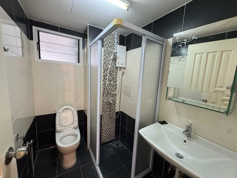 Kondominium untuk Disewa di Gurney Park Condominium - Alex Lim - Bathroom - PropertyGuru.com.my