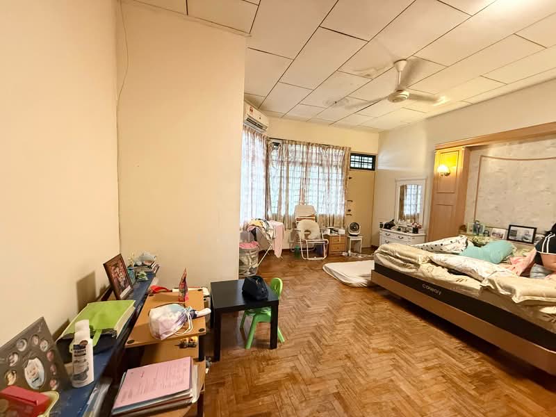 2-storey Terraced House for Sale in Taman Daya (Johor Bahru) - Lui Lui - Master Bedroom - PropertyGuru.com.my