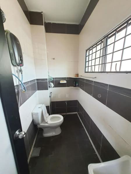 2-storey Terraced House for Sale in Bandar Putra Permai (Seri Kembangan) - Esther Ong - Bathroom - PropertyGuru.com.my