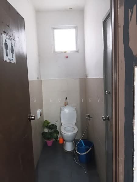 Kedai / Pejabat untuk Disewa di Johor Bahru (Johor) - Steve Tey - Bathroom - PropertyGuru.com.my