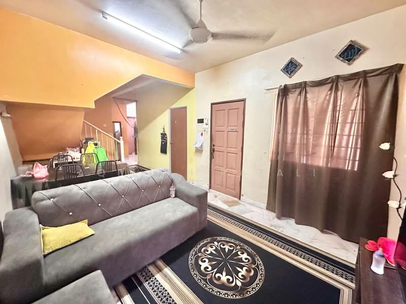 Rumah Teres 2 Tingkat untuk Dijual di Seksyen 7 (Bangi) - Aqillah Razali - Living Room - PropertyGuru.com.my