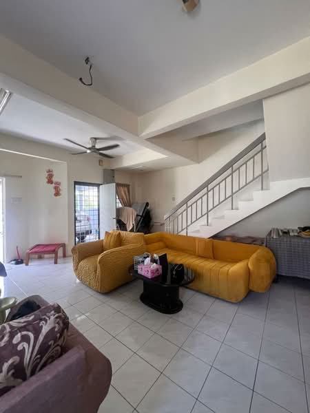 Rumah Teres 2 Tingkat untuk Dijual di Taman Puncak Jalil (Seri Kembangan) - Wai Hoe - Living Room - PropertyGuru.com.my