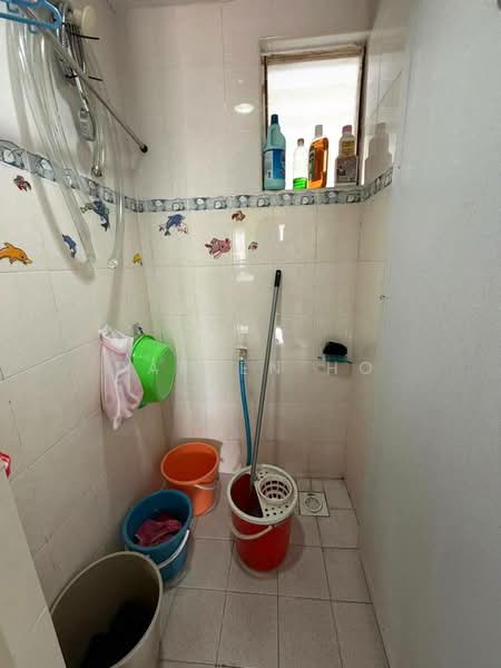 Rumah Flat untuk Dijual di Taman Pulai Utama - Darren Ho - Bathroom - PropertyGuru.com.my