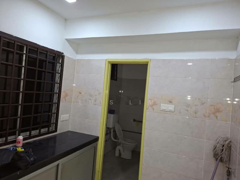 Rumah Teres 2 Tingkat untuk Dijual di Bandar Seri Alam (Masai) - Luis Lim - Bathroom - PropertyGuru.com.my