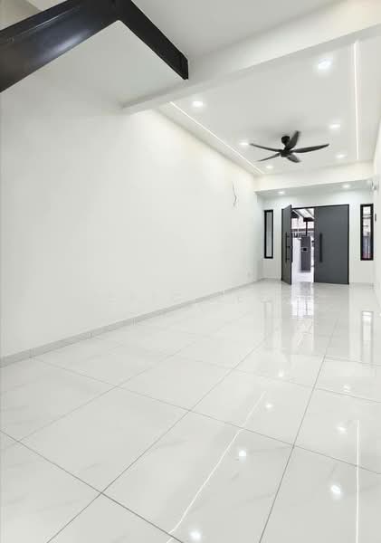 Rumah Teres 1 Tingkat untuk Dijual di Taman Desa Cemerlang (Ulu Tiram) - Eric Lee - Living Room - PropertyGuru.com.my
