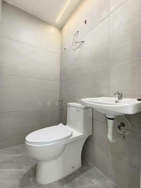 Rumah Teres 1 Tingkat untuk Dijual di Taman Desa Cemerlang (Ulu Tiram) - Eric Lee - Bathroom - PropertyGuru.com.my