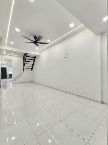 Rumah Teres 1 Tingkat untuk Dijual di Taman Desa Cemerlang (Ulu Tiram) - Eric Lee - Living Room - PropertyGuru.com.my