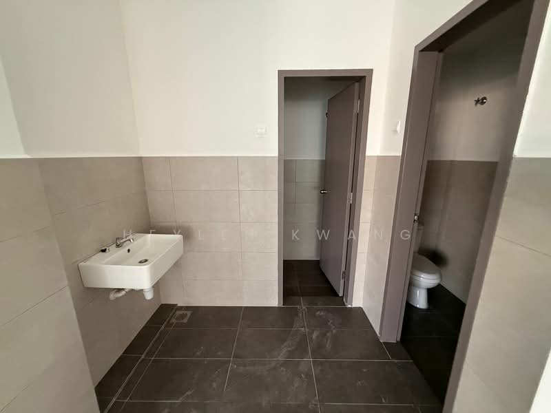 Kilang untuk Disewa di Taman Perindustrian Air Hitam (Klang) - Heylen Kwang - Bathroom - PropertyGuru.com.my