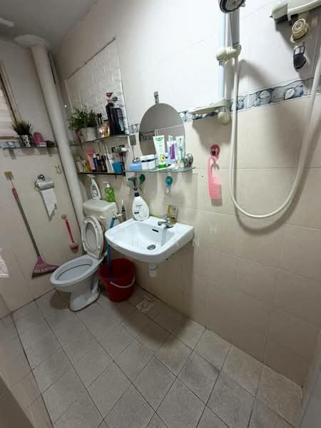 Rumah Flat untuk Dijual di Taman Pulai Utama - Ong Lih Shyan - Bathroom - PropertyGuru.com.my