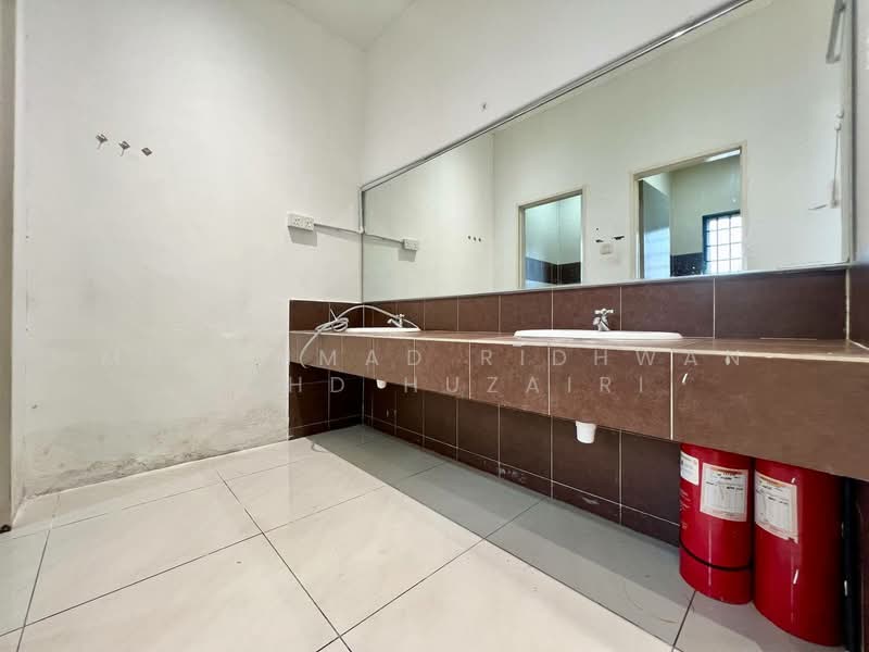 Shop / Office for Sale in Bandar Baru Bangi (Selangor) - Muhammad Ridhwan Mohd Huzairi - Bathroom - PropertyGuru.com.my