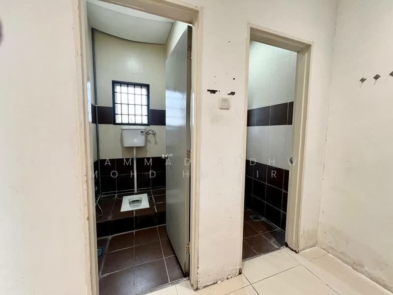 Shop / Office for Sale in Bandar Baru Bangi (Selangor) - Muhammad Ridhwan Mohd Huzairi - Bathroom - PropertyGuru.com.my